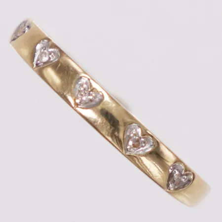 Ring diamanter 5 x ca0,005ct i hjärtfattning, stl 16¾, bredd 1,5-2,6mm, Guldfynd, 18K  Vikt: 1,7 g