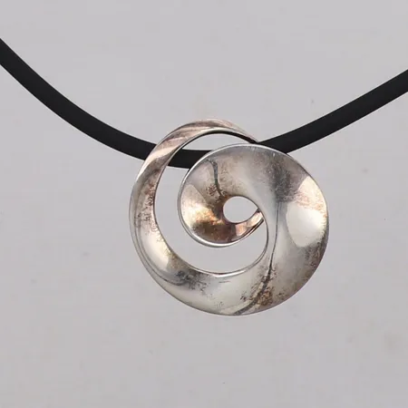 Collier hänge Möbius formgiven av Vivianna Torun Bülow-Hübe för Georg Jensen, nr 443, 30x30mm, sterling silver, gummiband ca 40cm, silverlås original, 925/1000 silver. Bruttovikt inklusive band: 11,3g Vikt: 0 g