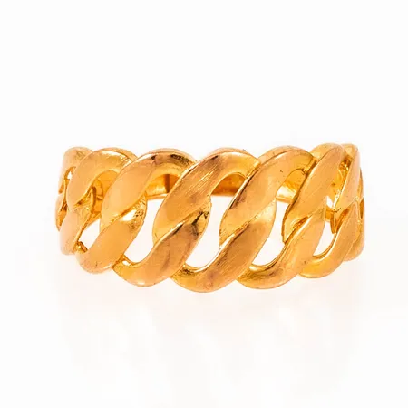 Ring pansar i 21K guld. Den är 2,5 - 10 mm bred,  är i storlek 18 och väger 3,1g. Ojämn skena.