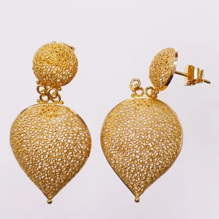 Ett par örhängen filigran, 48mm, ena defekt, 21K  Vikt: 11,5 g