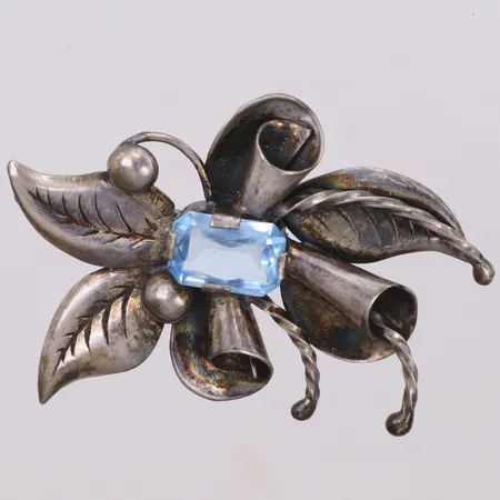 Brosch med blå sten, längd 38,2mm, bredd 52,4mm, bucklig nål, 830/1000 silver Vikt: 9,7 g