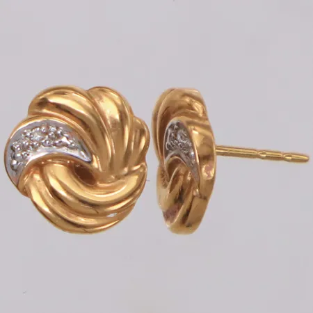 Ett par örhängen med diamanter 2xca 0,005ct, längd 9,5mm, bredd 10,2mm en snurrebuss saknas,18K Vikt: 2,1 g