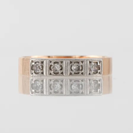 Ring 18k med stenar,Finska stämplar,storlek 17 ½ mm,bredd 3.5-3.7 mm. Vikt: 3,7 g