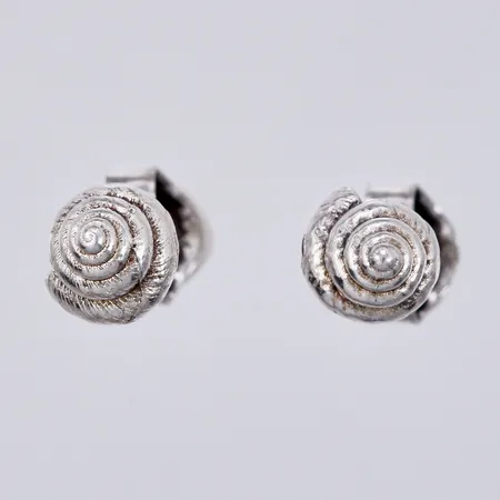 Ett par örhängen snäckor Ø ca 7mm, 925/1000 silver Vikt: 1,6 g