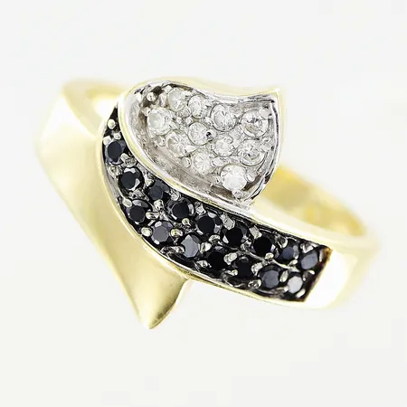 Ring vita och svarta stenar, stl 18, bredd 3-17mm, 14K Vikt: 4,4 g