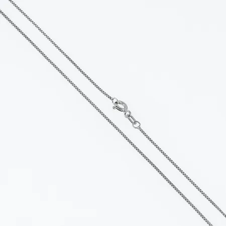 Kedja venezia i vitt guld 18K. Den är 38 cm lång, 0,9 mm bred och väger 2,0g. Springring.