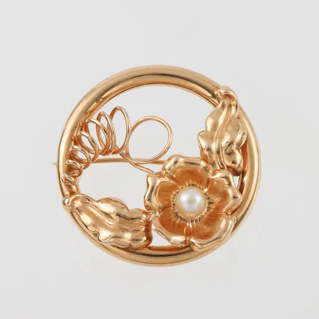Brosch 18k med pärla Gustav Dahlgren & Co Malmö 1951, diameter ca 30 mm. Vikt: 6,2 g