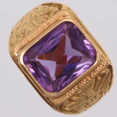Klackring med lila sten, stl 19¼, bredd 14,7mm, 18K  Vikt: 9,9 g