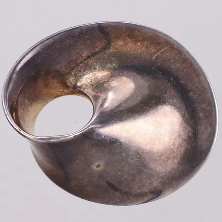 Brosch Möbius nr. 374 B formgiven av Vivianna Torun Bülow-Hübe för Georg Jensen, ca 30X40mm, sterling silver, 925/1000 Vikt: 17,2 g