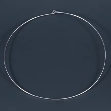 Stelt collier i silver (925/1000). Det är 1,5 mm brett, innermått c:a 38,5 cm och väger 6,7g. 