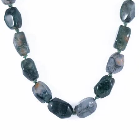 Stencollier Mossagat 47 cm långt, 10 - 13,5 mm brett. Fint lås i silver med cabochonslipad mossagat. Uppträtt på grönt pärlsilke. Vikt: 79,3g. 