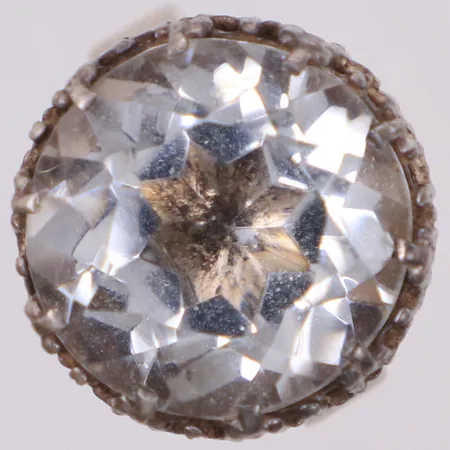 Ring med vit sten, stl ca 17, bredd 18,0mm, justerbar, sten sitter löst, 925/1000 silver Vikt: 8,9 g