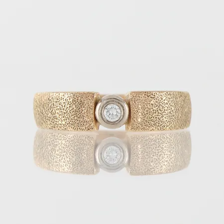 Ring 18k med diamant Carlséns Sundsvall,storlek 16 ¾ mm,bredd 2.9-5.2 mm. Vikt: 4,6 g