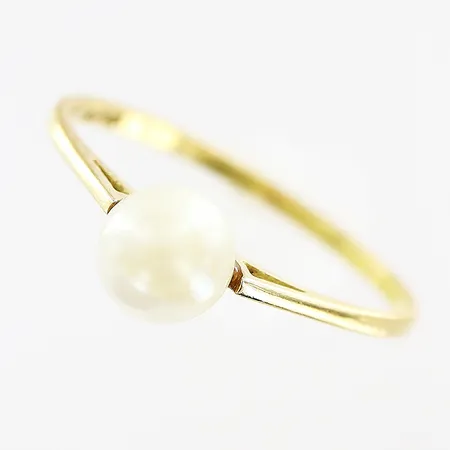 Ring, odlad pärla Ø5,5mm, stl 17½, bredd 1-5,5mm, limrester, 18K.  Vikt: 1,2 g