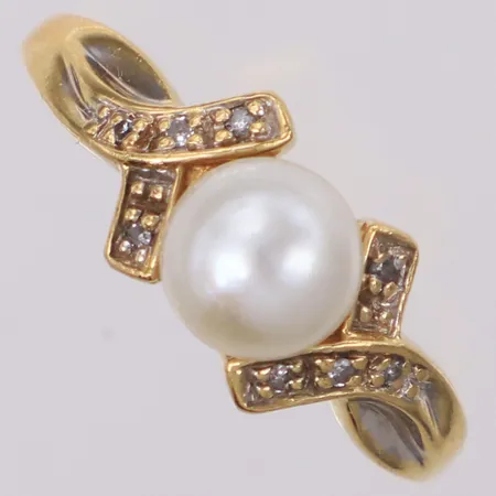 Ring med pärla Ø 7mm, åttkantslipade diamanter tot 0,05ct, stl 18½, bredd 1,7-8,5mm, GHA, 18K Vikt: 4,8 g