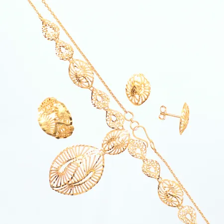 Set Collier längd 45,5cm bredd 1,4-44,4mm, ring Ø16¾, ett par örhängen längd 14,9 bredd 11,0mm, 21K Vikt: 15 g