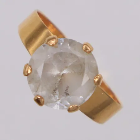 Ring med vit sten stl 18, bredd 2,5-9,8mm, 18K Vikt: 3,3 g