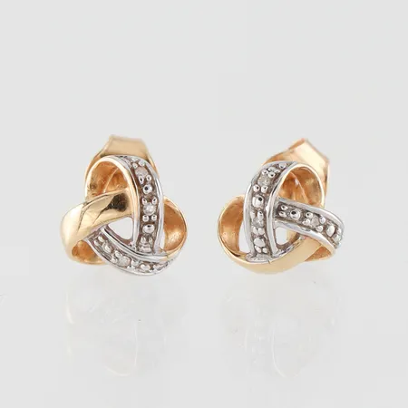 Örhängen paret 18k med små diamanter Guldfynd AB,diameter 7.7 m. Vikt: 1,8 g