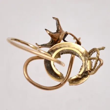 Diverse defekt guld, 14K, vikt 1,28g.