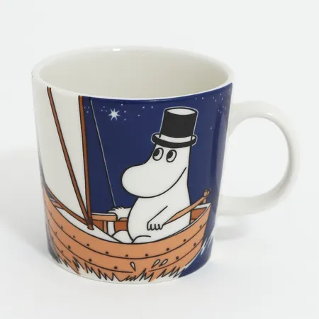 Muminmugg "Muminappan seglar" Arabia, höjd 8cm, Ø8cm, lätt bruksslitage Skickas med paket.