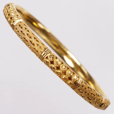 Armring genombrutet mönster, ca Ø60mm, bredd 6mm, 22K  Vikt: 14,2 g