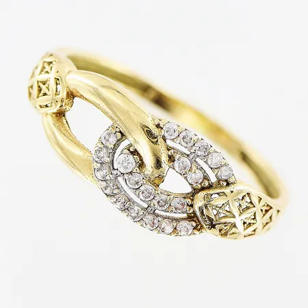 Ring, vita stenar, stl 18, bredd 1,5-7mm, något ojämn skena, 18K.  Vikt: 1,5 g