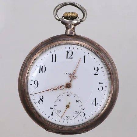 Fickur Invar Ø 49mm, serienummer 233009, lite sekundvisare, bucklor, repor, inner samt ytterboett 800/1000 silver.Bruttovikt: 80,3g Vikt: 0 g