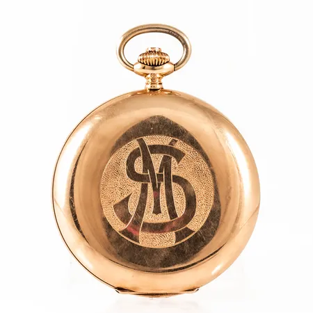 Defekt savonettur i 14K guld. Ø 51 mm. Går ej. Glas saknas. Innerlock i gulmetall med minnesgravyr. Monogram. Bruttovikt 76,8g.