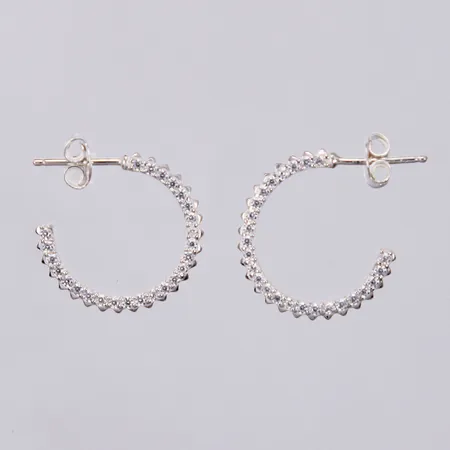 Ett par örhängen med vita stenar Ø 18mm, bredd ca 1mm, 925/1000 silver Vikt: 2,1 g