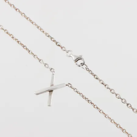 Collier med hänge Silver Kisses design Efva Attling,längd ca 42 cm,bredd 1.3-14.3 mm. Vikt: 5,3 g