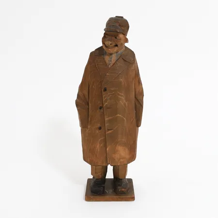 Träfigurin av Carl Johan Trygg , höjd: 26cm, snidat trä, signerad botten. Skickas med paket.