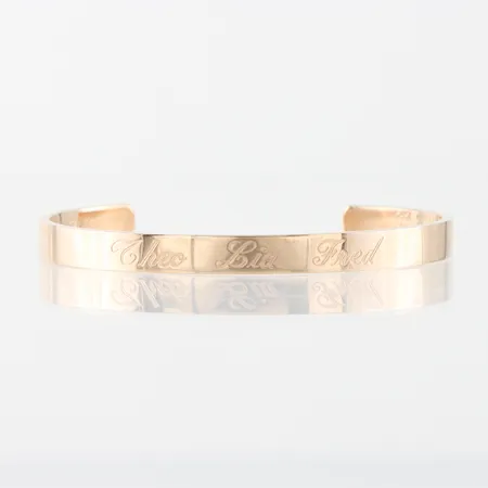 Armband stelt med större  namngravyrer längd ca 7 cm,18k. Vikt: 26,6 g