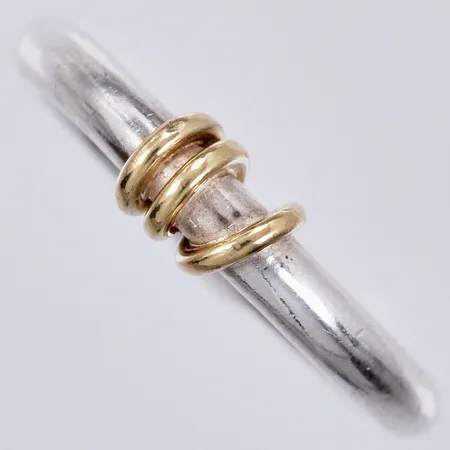 Ring med gulddetaljer 14K stl: 16¾ bredd: ca 3mm, stämplad RA, 925/1000 silver Vikt: 5,2 g