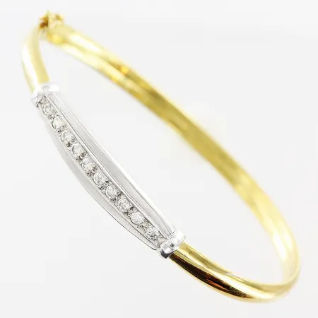 Armband stelt vita stenar, innermått 54x65mm, bredd 5-7mm, gul/vitguld, skevt, 14K  Vikt: 9 g