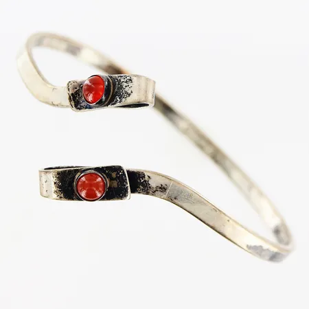 Stelt armband, innermått ca 57x63mm, silver, 830/1000 Vikt: 14,2 g