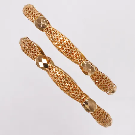 2 Armringar genombrutet mönster, ca Ø64mm, bredd 7,2-8,4mm, 21K  Vikt: 24,8 g