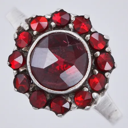 Ring med granater stl: 15¼ bredd: ca 2-12mm, 835/1000 silver Vikt: 2,7 g