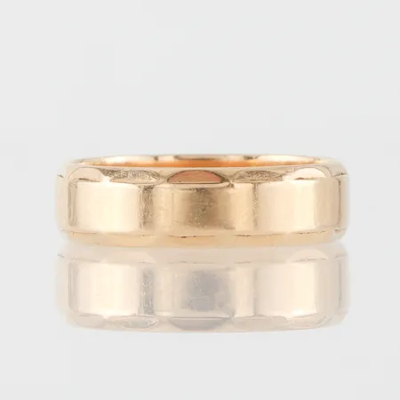 Ring med gravyr 18k,Bergkvara Guld Bengt Hellerstedt,storlek ca 20mm,bredd 6 mm. Vikt: 6 g