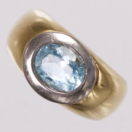 Ring ljusblå sten, stl 17½, bredd 6,2-11mm, vitguld runt fattning, 18K Vikt: 11,8 g