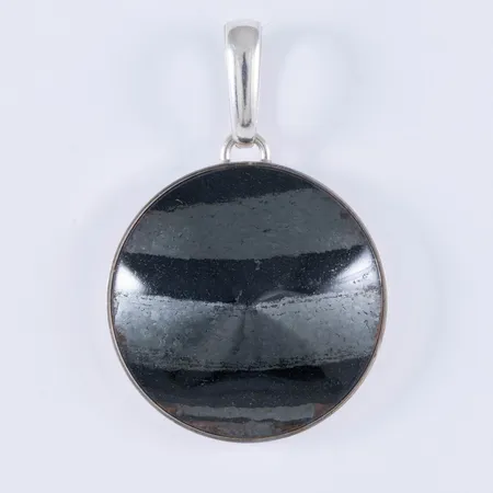 Hänge STENLYA i silver (925/1000) med Bandhematit. Det är 25 mm brett, 38 mm långt inkl. ögla och väger 12,1g. Stämplad C10 (1977), LYA (Stenlya, Bengtsson & Co KB, Dalarö), 925, kattfot.