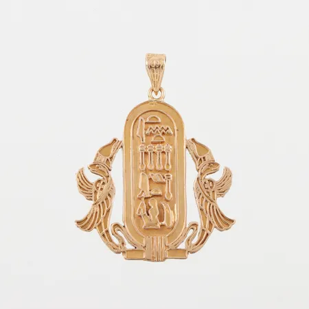 Hänge med namngravyr,höjd med ögla 41 mm,18k. Vikt: 8,4 g