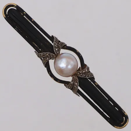 Brosch med pärla, rosenstenar samt svart emalj, längd 10,8mm, bredd 48,4mm, nål i gulmetall, ostämplat 18K Vikt: 6,4 g