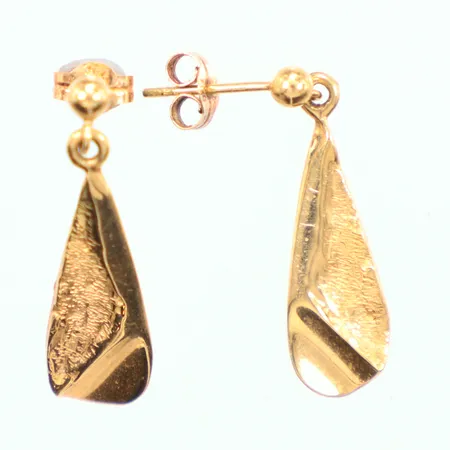 Ett par örhängen längd 2,7cm, bredd 7,4mm, 18K Vikt: 2 g