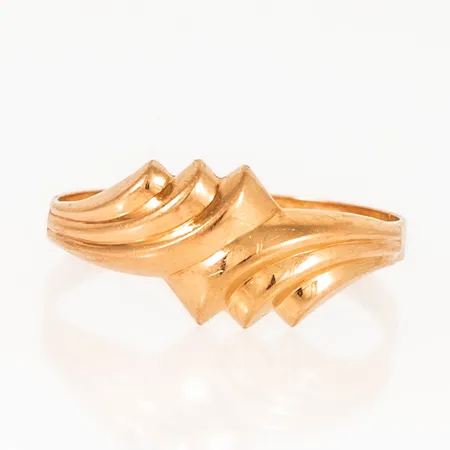 Ring i 18K guld. den är i storlek 18¼, är 2 - 8,5 mm bred och väger 1,7g. Stämplad GFAB (Guldfynd), 18K.