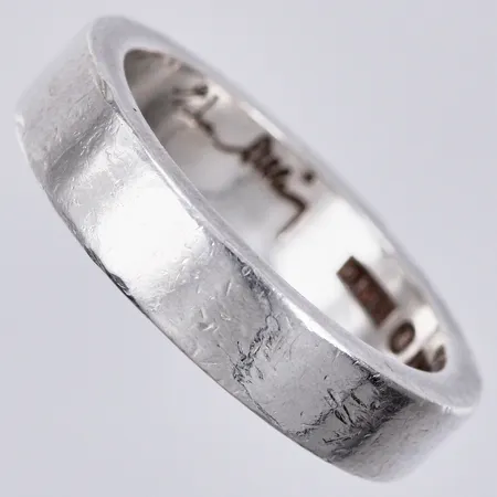 Ring Efva Attling stl: 17¼ bredd: ca 4mm, något repig, 925/1000 silver Vikt: 5,6 g