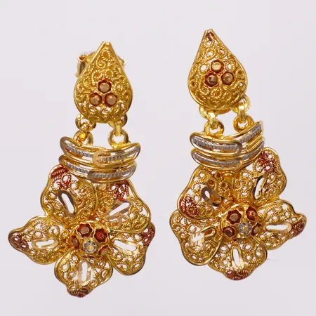 Ett par örhängen genombrutet mönster, emaljdetaljer, 40mm, 21K Vikt: 10,8 g