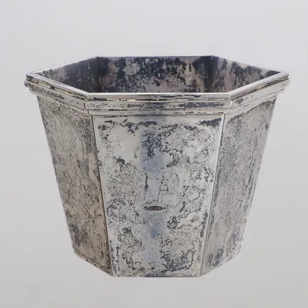 Bägare, höjd 5cm, hexagonal form, Wiwen Nilsson Lund år 1960, 925/1000 silver. Vikt: 86,4 g