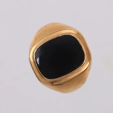 Klackring med svart sten, stl 17 ½, bredd 2,4-15,2mm, gravyr, 18K Vikt: 3,8 g