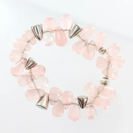 Armband med silverdetaljer och rosenkvarts, elastiskt, ostämplat. Bruttovikt: 34,8gram.  Vikt: 34,8 g