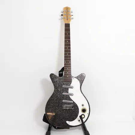 Elgitarr Danelectro DC3 made in Korea, snr: 049905434, silverglittrig, mjukt fodral, axelrem med slitage, lättare bruksslitage Skickas med Bussgods eller PostNord